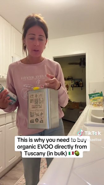 Castello Del Trebbio link in bio ♥️🇮🇹🫒 1 - How to optimize shipping costs: * For EVO oil only purchases: Ordering one 5-liter tin along with one 3-liter tin (total 8 liters) is the best value per liter. * For a combination of oil and wine: To optimize shipping, a recommended option is ordering 5 liters of oil with two bottles of wine, or 3 liters of oil with four bottles of wine. * For wine-only purchases: To keep shipping costs lower, we suggest ordering in multiples of six bottles. 2 - Bene