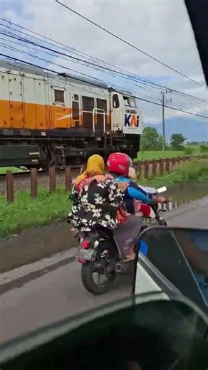 Adu kecepatan kereta api vs mobile😱😱#nature #shorts #fyp