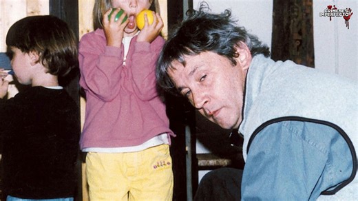 La desaparición de la familia Godard | Crímenes Imperfectos | Documental francés La desaparición de la familia Godard es, hasta hoy, uno de los casos más enigmáticos, desconcertantes y complejos de Francia. Han pasado casi 20 años y las preguntas siguen abiertas. No hay respuestas definitivas. No hay cierre. Solo teorías, silencios y un rastro que se pierde frente al mar. Este caso forma parte de Crímenes Imperfectos – Nuevo documental 2026, una investigación profunda sobre desapariciones sin re