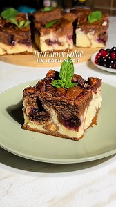 Tvarohový koláč s ovocím a čokoládou 😍 Tento koláč bol taký pokus, ktorý sa takmer vylial z plechu. Očakávala som, že sa vyleje v rúre a vydymí celý byt. Na moje prekvapenie vyšiel nádherne a chutí ešte lepšie! ❤️ Je jednoduchý, šťavnatý a chutí dobre aj na druhý deň. Video si ulož, nezabudni na ❤️ a sleduj ma pre viac domácich koláčikov! Postup prípravy: V malom hrnci si na malom ohni roztopíme 200 g masla. Pomaličky prisypujeme 200 g kryštálového cukru a stále na malom ohni miešame, pokiaľ sa