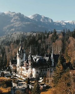Peleș Castle, near Sinaia, in Prahova County, Romania 🎥 ✨ by Johannes Hulsch @bokehm0n [IG] via: https://bit.ly/3uCxLuM | Art, Craft & Architecture