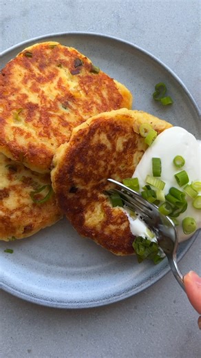 Mashed Potato Pancakes - easy to make and quick to cook, these are great for using up leftover mashed potatoes! RECIPE: https://feelgoodfoodie.net/recipe/mashed-potato-pancakes/ | Feel Good Foodie