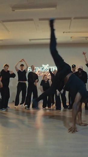 Wir sind stolzer Partner des ersten @hiphopball_official Berlin, der an diesem Samstag im Roten Rathaus stattfindet🖤 Für diesen besonderen Anlass haben wir eine komplett neue Choreografie entwickelt: Den Urbanen Walzertanz. Mit 20 Nachwuchstänzer:innen feiern wir an diesem Abend die Premiere und zeigen, wie sich urbane Bewegung und klassische Eleganz verbinden. Ein Format, das urbane Kultur in einem so außergewöhnlichen Rahmen feiert, mitten in Berlin✨ #FlyingStepsAcademy #HipHopBall #UrbanerWa