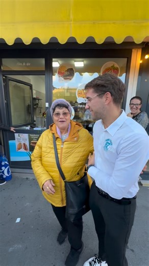 Comunitatea noastră crește cu fiecare zi și suntem mai mult decât recunoscători pentru fiecare dintre voi! 💙 Ne umpleți inima de bucurie de fiecare dată când veniți la Gemuleț, cu zâmbetul pe buze, cu extazul și curiozitatea stârnite de videourile noastre🎣 Astăzi, la Fish&Go, am avut coadă! Oameni minunați, glume, voie bună și o energie care ne-a făcut ziua perfectă 😄 Ne-am bucurat să povestim cu voi, să râdem și să vă servim preparatele noastre gustoase, gătite cu dragoste și multă pasiune d