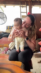 Em bé chơi cùng bạn quốc tế tại Hà Giang