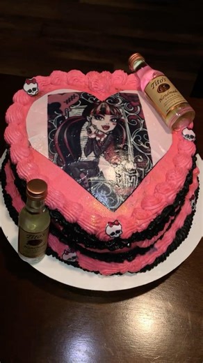 Monster High Heart Cake 🖤😍 #whippedcreamfrosting #monsterhigh #fypシ #viral #baker #subscribe