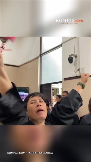 Majelis hakim Pengadilan Negeri Jakarta Selatan menjatuhkan vonis Laras Faizati dengan hukuman pidana enam bulan penjara atas kasus penghasutan bakar gedung Mabes Polri dalam demo akhir Agustus 2025. Menyatakan terdakwa Larasati Khairunnisa terbukti bersalah melakukan penghasutan. Dan menjatuhkan pidana penjara selama enam bulan, ujar Hakim Ketua I Ketut Darpawan, Kamis (15/1/2026). Namun, setelah menjalani kurungan penjara sejak ditangkap pada 2 September 2025, majelis hakim mengembalikan Laras