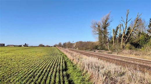 Two workings tied to the busy New Castle Cement flow between Rutland and the South West. First up, 66726 heads east past Ashwell on 6F95 Avonmouth to Ketton Ward Exchange Sidings with a empty rake of Castle Cement wagons, captured on 17 March 2026. Later in the video, 66735 is seen at Oakham working 6V45 Ketton to Avonmouth, returning the loaded wagons back toward the dock to keep the cement circuit moving. A nice look at this regular but still impressive UK freight operation linking Ketton Ceme