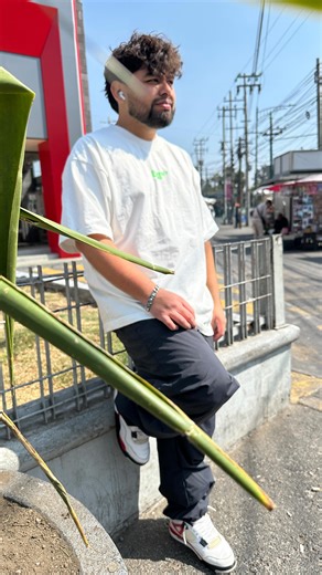 Luis G 🇲🇽 on Instagram: "Estos fueron los pantalones Ed Hardy más baratos que encontré en el tianguis #luisg"