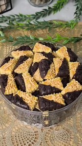 Resep Choco Cheese Cookies: - 150 g margarin mix butter - 20 g gula halus - 1 butir telur utuh - 250 g tepung terigu pro rendah - 20 g tepung maizena Olesan: - 1 butir kuning telur Topping: - 60 g keju cheedar/edam parut - 100 g dark cooking coklat leleh - coklat flakes secukupnya #kuelebaran #kuekering #chococheesecookies #resep #linafoody | Lina Foody