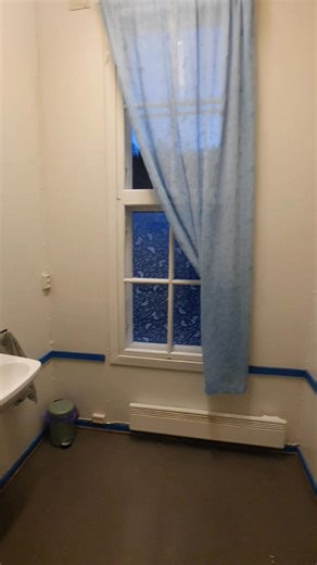 Nå er wc ferdig til bruk på mostu skole. Fikk tak i gammel dør med samme speil som er der fra før. Selvfinansiert prosjekt dette her. Går det ikke an å stå med luen i hånden, og ti tommeltotter å være hjelpesløs og tro at midlene strømmer inn haha. | Mostu skole kunst- og kultursenter