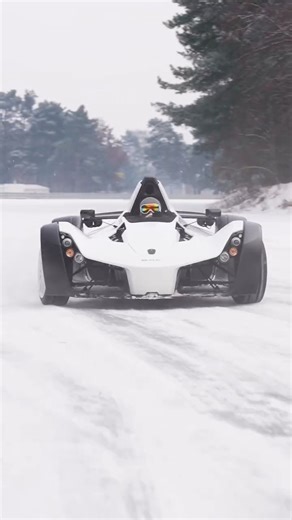 Szymon Banaś on Instagram: "Już w niedzielę kolejny etap przygody z YT 🫡 MONO+M3CS+ośnieżony tor Poznań = mega zabawa i zamarznięte gile w nosie, ale warto było. Przekonacie się o tym już niedługo 💪"