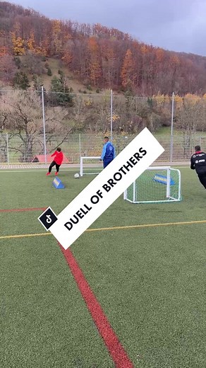 #fussballtraining #fussballliebe #fussballvideos #fussballübungen #soccertraining #soccertitkok #soccergame #soccerfunnymoments #soccerfun #football #footballtiktok #fungame #foryoupage #fypシ #viralvideotiktok
