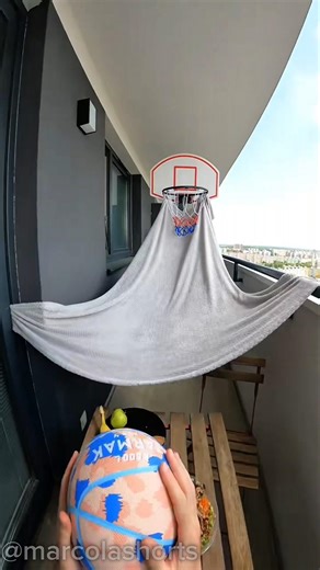 Por que ele usa um LENÇOL para jogar basquete? #shorts #curiosidades