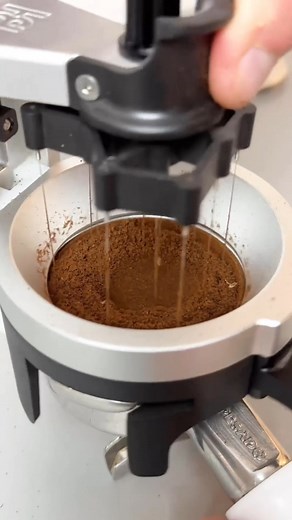 Check this out! ⬆️ Speedy WDT & consistent Tamp every time, using the BH Auto-Comb and Force Tamp, for a fast Cafe-ready quality puck prep. Shop Distribution Tools 👉 https://alternativebrewing.com.au/collections/coffee-distribution-tools 📷 by @homeb_arista | Alternative Brewing