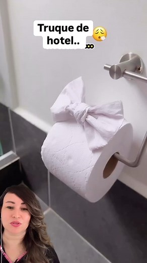 57K views · 404 reactions | Um detalhe simples que faz toda a diferença! Dobre o próprio papel higiênico e fiz um laço delicado pra dar um toque de cuidado e elegância ao banheiro. Pequenas ideias que transformam o ambiente com zero custo. #DicaDeCasa #DetalhesQueEncantam #CasaOrganizada #ToqueDeElegância #DecoraçãoSimples #BanheiroAconchegante #OrganizaçãoCriativa #IdeiasCriativas #DicaÚtil #CasaComAmor #nettytips | Nettytips | Facebook