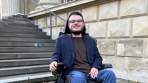 Mit dem Rolli ins Parlament: Constantin Grosch (SPD) ist der erste Rollstuhlfahrer im Landtag