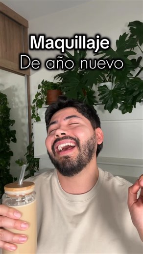 Novaly Martinez on Instagram: "Maquillaje de año nuevo 💋 #makeup #maquillaje #makeuptutorial #maquillajeañonuevo #comedia"