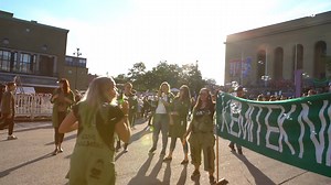 8.1K views · 272 reactions | ​En dansande Hacke Hackspett, utsmyckade cancan-dansare, Super Mario som hoppar hopprep och 2 671 nyfikna ansikten. Det kan bara betyda en sak – mottagningsveckorna på Chalmers är igång. https://www.chalmers.se/sv/nyheter/Sidor/Valkomna-alla-nya-chalmerister.aspx | Chalmers University of Technology | Facebook