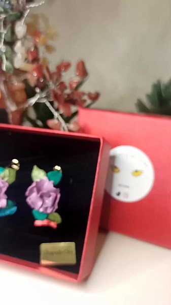 Que maravilla de pendientes artesanales con una composición de flores y hojas en tonos algo neutros y muy combinables. #felizjueves #pendientesartesanales #pendientes #pendientesarcillapolimerica #pendientesconalma #artesania #artesanato #artesanal #polymerclay #polymerclayearrings #polymerclaytutorial #polymerclayartist #polymerclayartist #polymerclayart #polymerclayjewelry #arcillapolimerica #arcillapolimericaespaña #arcillapolimericatutoriales #crearte #pyf