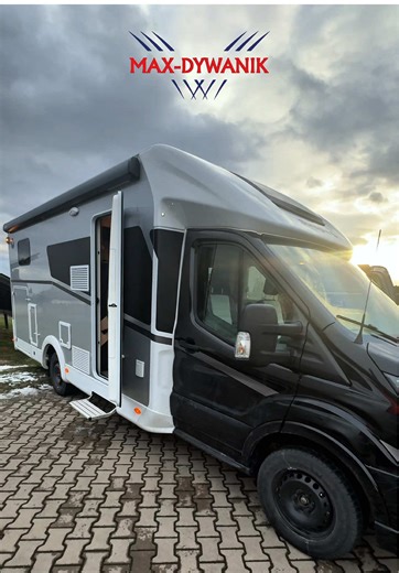 🚐 Sunlight T68 | Nowy rok, nowe realizacje ✨ Super zaczynamy rok! To dopiero pierwszy dzień, a już wyposażyliśmy kolejnego kampera w nasze dywaniki 👌 Tym razem wybór padł na wykładzinę grafitową Pearl Line – elegancką, uniwersalną i idealnie dopasowaną do wnętrza Sunlight T68. Całość prezentuje się nowocześnie i bardzo spójnie 🖤 Dodatkowo: ✔ dywaniki z pianki EVA pod nogami kierowcy i pasażera ✔ mata z EVA pełniąca funkcję wycieraczki, która świetnie radzi sobie z wilgocią i zabrudzeniami Fun