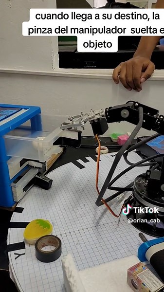 El Robot de Maquillaje: Señor Cosmetic en Acción