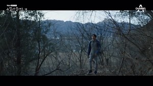 [VID] Drama "Eccentric! Chef Moon" #Ep.1 - Gặp "ma" Bella trên núi cao Vì nghe được chuyện "ba" Seungmo nói không thích mình, nên Seol Ah buồn quá đã bỏ nhà đi, lúc sau anh ba đi tìm, vừa thấy "con gái" đang ngồi khóc chưa kịp hoàn hồn thì gặp ngay "ma" Bella ở đâu đi tới 👻👻 Thực ra là Bella bị tai nạn và rơi xuống khu vực núi đó, và 2 người gặp lại nhau sau lần ở Úc, nhưng đáng tiếc là khi gặp sự cố này thì cô ấy đã mất trí nhớ và bắt đầu cuộc sống ở làng Seoha. Những tình tiết tiếp theo sẽ đ