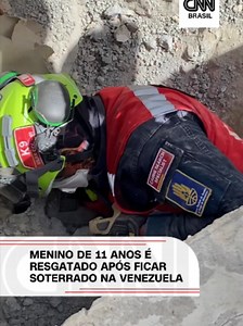 RESGATE DUROU SEIS HORAS Um vídeo divulgado pela UNGRD (Unidade Nacional para Gestão de Riscos de Desastres), da Colômbia, neste sábado (27), mostra o resgate de um menino de 11 anos que ficou preso sob os escombros de um prédio após os terremotos que atingiram a Venezuela na quarta-feira (24). Segundo a agência, Moisés estava soterrado a cerca de três metros de profundidade em La Guaira, estado mais afetado pelos tremores. Antes do resgate, a equipe divulgou um vídeo que mostrava um dos socorri