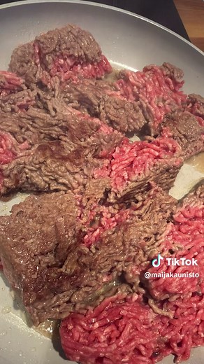 🍆 Keto kesäkurpitsa/munakoisolasagne (2–3 annosta) Tarvitset Munakoisokerrokset \t•\t1 iso munakoiso •kesäkurpitsa \t•\tOliiviöljyä \t•\tSuolaa Täyte \t•\t400 g jauhelihaa \t•\t1–2 valkosipulinkynttä \t•\t1–2 rkl tomaattipyreetä (kohtuudella, keto) \t•\tSuola, mustapippuri \t•\tOregano / basilika / chili (maun mukaan) Kastike \t•\t2 dl smetanaa \t•\t1 kananmuna \t•\t(halutessa) 1–2 rkl juustoraastetta Päälle ja väliin mozzarella pallo \t•\tJuustoraastetta (emmental, mozzarella tms.) ⸻ Valmistus