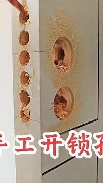 Experienced carpenters know how to manually drill lock holes