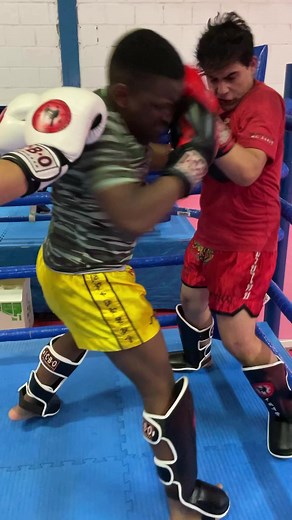 🥊 Epic Boxing Clash: Bacalanovic vs. Kolotshima! Immerse yourself in an epic boxing sparring session, where fighters Leonardo Bacalanovic and Benny Kolotshima give it their all at the Chinese Boxing Akademie on November 2, 2023! In this captivating video, they stand toe-to-toe, engaging in an intense slugfest, showcasing their resilience and fighter's heart. Feel the intensity as they prepare for the CBA Fight Night on December 2, 2023! 💥🥊 #Boxing #Sparring #BoxSparring #CBAFightNight #Fighte