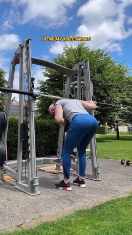 Simon Dingemans | Glute specialist on Instagram: "I FUCKING hate that people skip these...👀⁠ ⁠ Good mornings.⁠ ⁠ They put the JUICE in JUICYBOOTY.🍑⁠ ⁠ Here’s how I do good mornings:⁠ ⁠ ✅ I lay the bar on my mid-traps⁠ ⁠ ✅ I set my feet one step behind the bar, at shoulder width apart and straight forward (legs are close together, which is new for you) 👀⁠ ⁠ ✅ I keep my upper body straight with the 2 cake city cues ⁠ 1) I’m squeezing PASSION FRUIT underneath my arms ⁠ 2) I’m bracing by imaging 