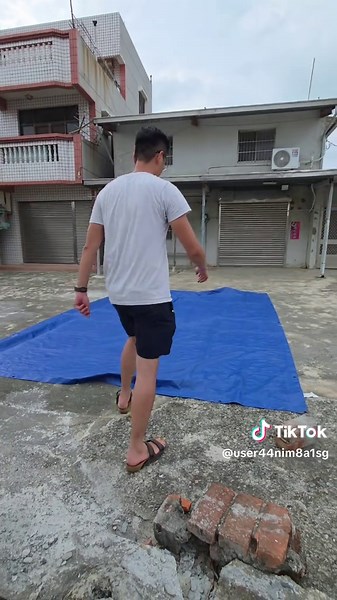 我今天發現一個10秒收地墊的快速方式，現在不給大家看，我晚上睡不著！ 一拉一甩，好了！ #神奇 #地墊可以這樣收 #三個孩子眼鏡爸