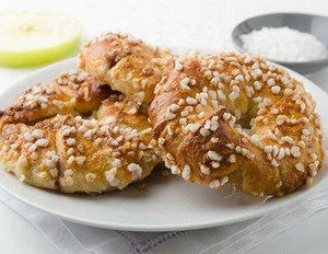 9.2K views · 260 reactions | Eine fruchtige Nascherei, die noch dazu herrlich aussieht!  . Zum fruchtig-frischen Rezept  bit.ly/fruchtige-donuts-rezept | ichkoche.at | Facebook