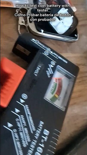 Testing a coin battery with a battery tester. Probando pilas de boton con probador de baterias.