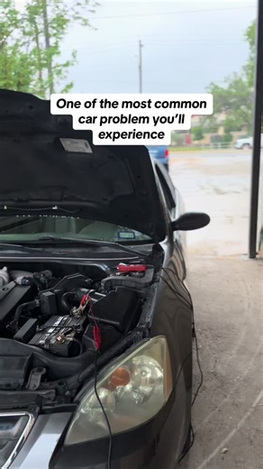 One of the most common problems you may experience, and the solution. #nissan #altima #mechanic #mechaniclife #mechanicsoftiktok #autoshop #autorepair #automotive #auto #foryou #foryoupagе #fy #fyp #viral #howto #fuse #charger