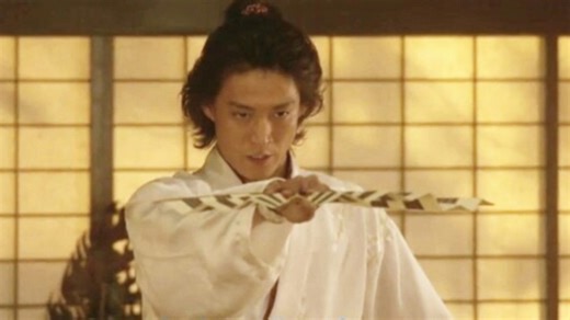 织田信长当众演唱，人间五十年恶搞版本。明智光秀加入织田家行列，扶持足利义昭上洛，继承幕府将军之位，三郎信长表示自己要统一天下，为百姓建立太平盛世。『信长协奏曲』