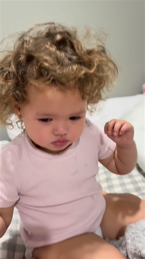 The Humphries Family🇮🇩🇦🇺 on Instagram: "Gimana caranya menyingkirkan bantal bau ini 😭😩"