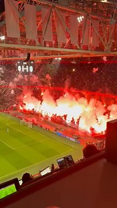 59K views · 762 reactions | Pertandingan Ajax vs Groningen dini hari tadi terpaksa dihentikan karena flare dan kembang api yang memenuhi lapangan. Aksi pyro itu dibuat suporter Ajax sebagai penghormatan untuk Tum, sosok hooligan yang meninggal awal bulan ini. 鹿  Rypke Bakker | Extra Time Indonesia | Facebook