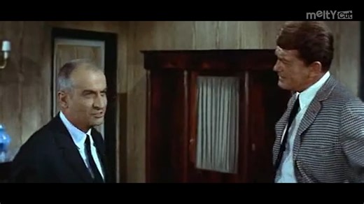 Le masque bleu-vert de Fantômas est devenu iconique, mais il posait de vrais problèmes techniques : Jean Marais devait parfois être doublé pour certaines scènes d’action, car le maquillage limitait sa respiration. Le film a relancé la popularité du personnage créé en 1911, en l’adaptant au ton pop et bondissant des années 60. | Les Meilleures Scènes