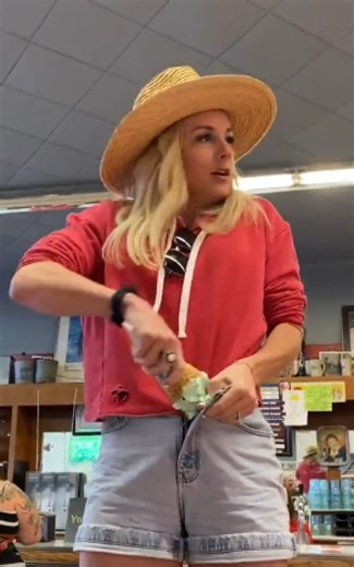 The whole restaurant filmed it – you won’t believe what happened!