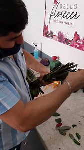 640K views · 1.6K shares | ESTA ES LA MANERA DE COMO SE HACE UN BOUQUET DE ROSAS ENAMORALA HOY CON R O S A S!!! Preguntanos https://wa.me/526535345571?text=hola%20puedes%20ayudarme ☎️:(653) 515 8811 y 534 5571 Servicio a domicilio (COSTO EXTRA) ‍♀️ #DiloConRosas #SomosBelloFlorecer | Distribuidora Bello Florecer San Luis | Facebook