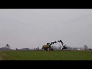 Atlas Bagger auf der Wiese die Kamera war am Fahrrad und habe es laufen lassen