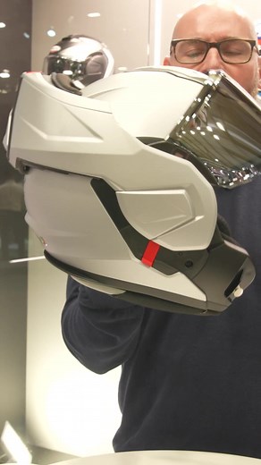 Anzeige Der Caberg Trip ist da!⁠ Der erste Flipback-Helm von Caberg – Premiere auf der EICMA.⁠ ⁠ ✅ Flipback-Mechanismus komplett nach hinten⁠ ✅ P/J-Zulassung (offen & geschlossen fahren)⁠ ✅ ProSpeak Evo vorbereitet⁠ ✅ Medical ID NFC Chip⁠ ✅ Ab 299€ – ab April 2026⁠ ⁠ Was sagt ihr? Nice oder nein? 👇⁠ ⁠ Zum ausführlichen YouTube-Video 👉️ https://www.youtube.com/watch?v=kxT-V3bR8U4 ⁠ #Caberg #CabergTrip #FlipbackHelmet #MotorradHelm #EICMA2025 #MotorcycleGear #BikerLife #HelmetCheck #Motorrad | M