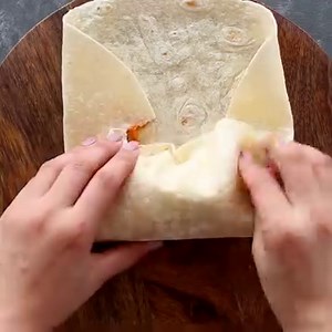 4.2M views · 3.7K reactions | Spicy buffalo chicken wraps with ranch dressing are bursting with flavor and made in just 5 minutes!  GET THE RECIPE: https://gimmedelicious.com/2018/02/20/5-minute-buffalo-chicken-wraps/ | GimmeDelicious | Facebook