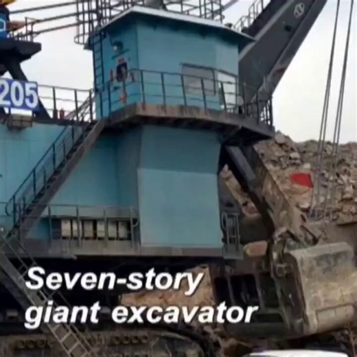 UNUSUALThis colossal electrical engineering machine, manufactured by China, stands approximately 22 meters tall (equivalent to about seven floors) and is capable of excavating up to 100 tons of material in a single digging operation.