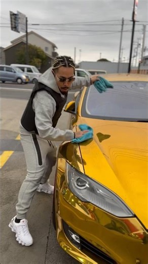 クセが強すぎるゴールドテスラの洗車男