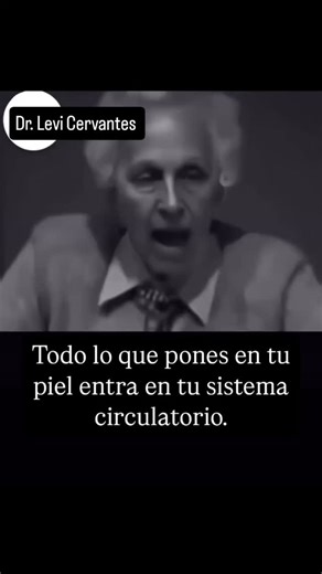 Dr. Levi Cervantes | Bienestar Metabólico on Instagram: "La piel no es una barrera, es una vía de absorción. Todo lo que aplicas sobre ella puede entrar al torrente sanguíneo y comunicarse con tus células. Por eso, una regla simple y poderosa es esta: 👉 No pongas en tu piel nada que no te comerías. Muchos productos de uso diario contienen sustancias que alteran el equilibrio hormonal, aumentan la inflamación silenciosa y aceleran el envejecimiento celular. La verdadera prevención inicia cuando