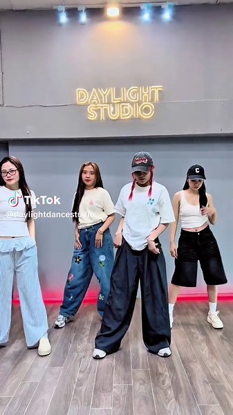 Nhảy theo điệu Hoa Cỏ Lau remix tuyệt vời