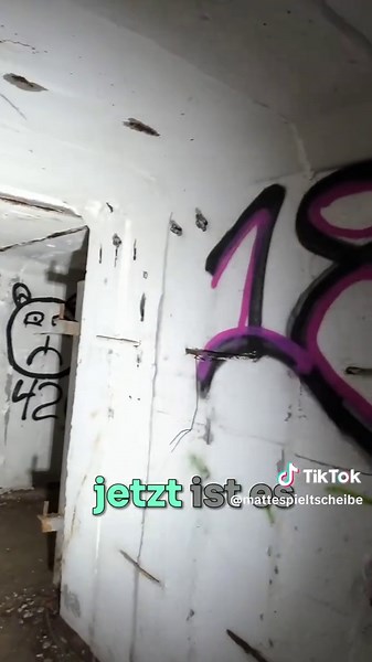 Krasse Anlage entdeckt! Ein Loch mit Gitter führt tief nach unten. #lostplace #urbex #bunker
